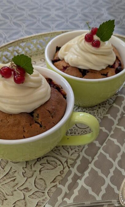 Elfenküchlein mit roten Johannisbeeren und Zitronenmelisse